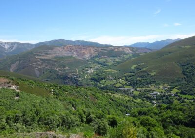 Foto de Tormaleo desde una montaña con las minas a cielo abierto al fondo